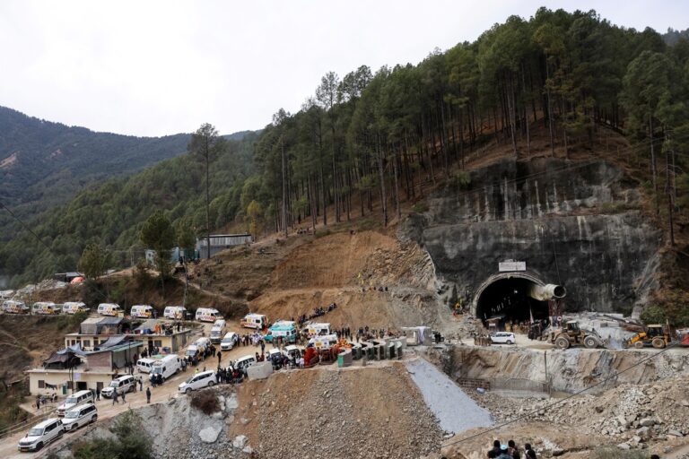 Rescataron después de 17 días a los 41 obreros atrapados bajo tierra en el Himalaya indio